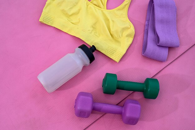 Sportaccessoires zijn gericht op fysieke training voor zowel mannen als vrouwen. Het concept van een gezonde levensstijl.