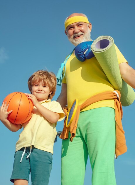 Sportcoach en kind met basketbalbal Zoals sporten Verschillende generaties Buitenactiviteiten en h