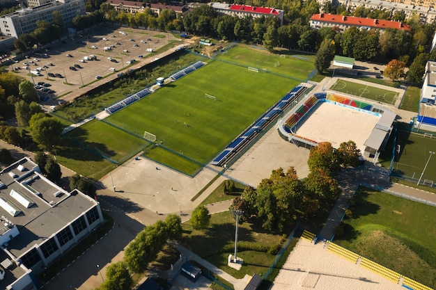 Sportcomplex in het centrum van Minsk met buitensportterreinen voor spelletjes. Wit-Rusland