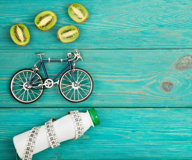 Sportconcept fietsmodel fles water kiwi en centimeter tape