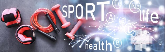 Sporten en een gezonde levensstijl. Accessoires voor sport. Yogamat halter en springtouw. Sportachtergrond met het concept van huisoefeningen.