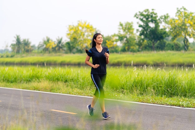 Sportenmeisje, Vrouw die op weg, Gezonde fitness vrouwentraining lopen