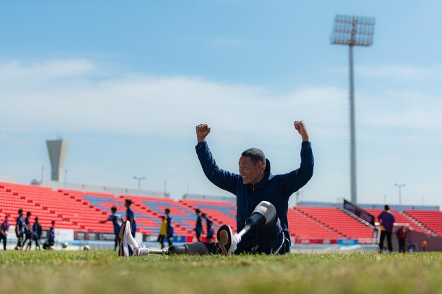 Foto sporters met een handicap nemen een pauze in het stadion tussen de trainingen