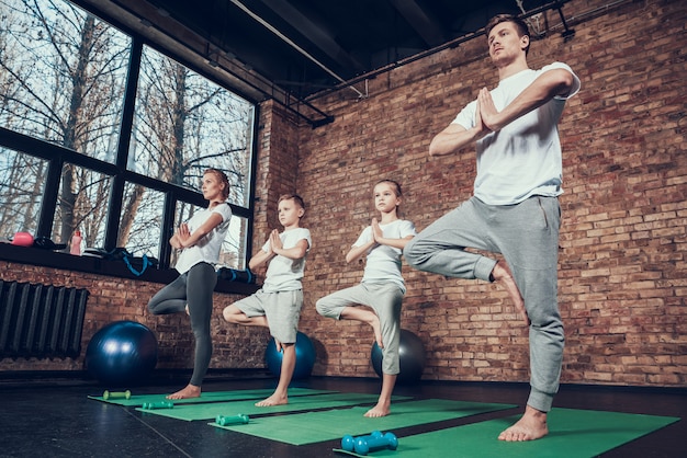 Sportfamilie brengt samen tijd door in de sportschool.