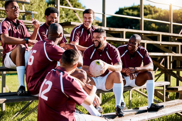 Foto sportglimlach en rugbyteam op het veld klaar voor oefentraining en training voor sportcompetitie fitnessteamwerk en atleten praten, lachen en blij voor wedstrijdspel of oefenen op tribune