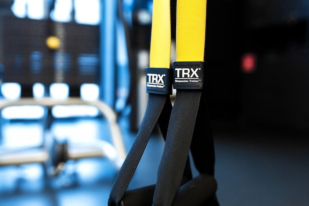 Sportgordels die helpen om het gewicht te verminderen. Functionele trainingsapparatuur met zwarte en gele band. Sport accessoires.