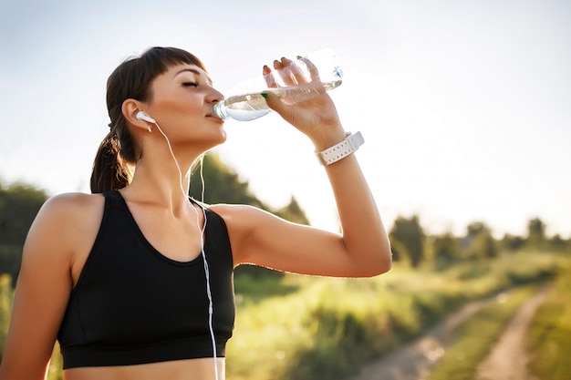 Sportief jong vrouwen drinkwater