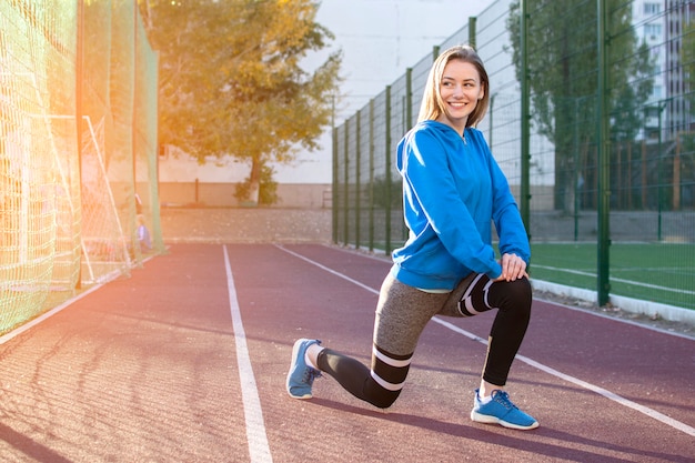 Sportief meisje dat op een tredmolen opwarmt