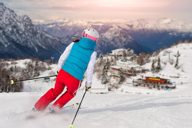 Sportief meisje skiën naar de alpenhut