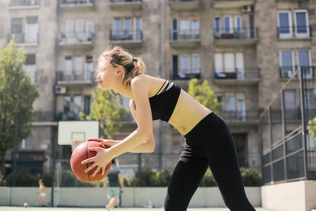 Sportief meisjes speelbasketbal