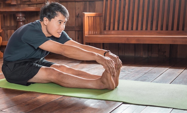 Sportieve Aziatische man Yoga Praktijk Pose Training Gezond leven Concept