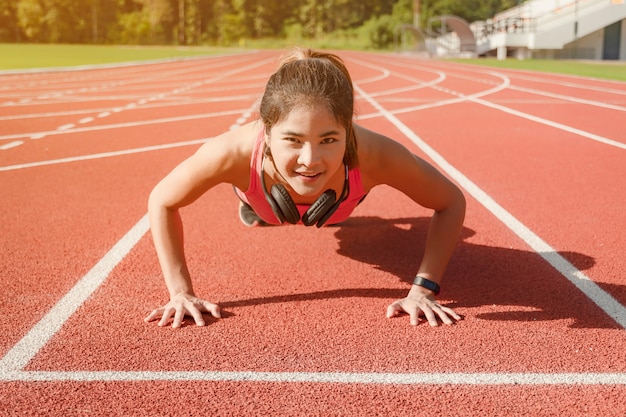 Sportieve Aziatische vrouwenagent in modieuze sportkleding.