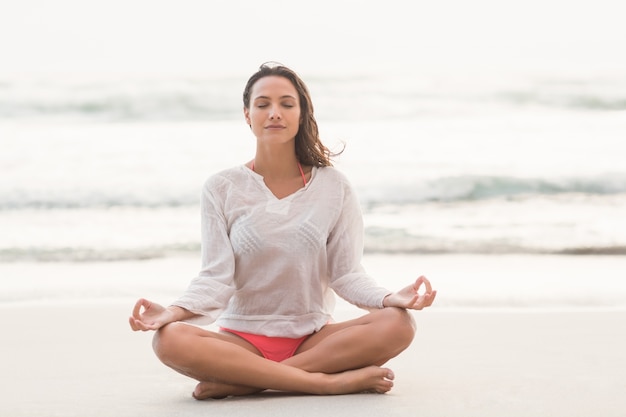 Sportieve brunette zitten in lotus pose