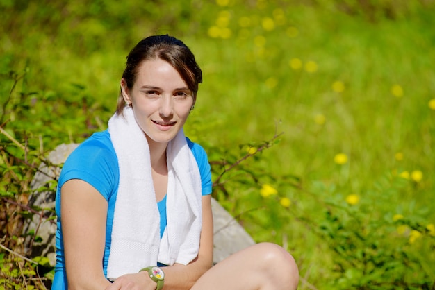 Sportieve jonge vrouw ontspannen na het sporten