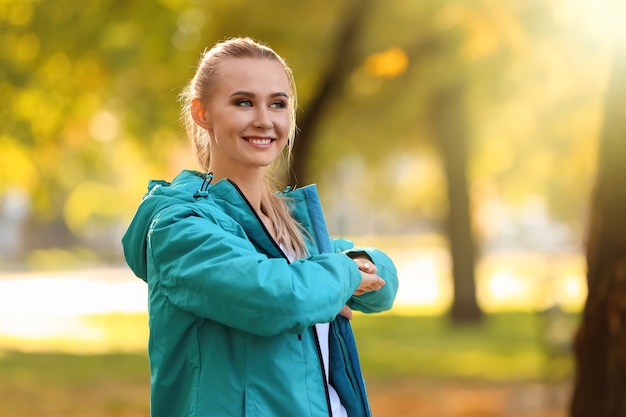 Sportieve jonge vrouw training in herfst park