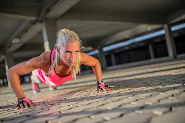 Sportieve jonge vrouw.