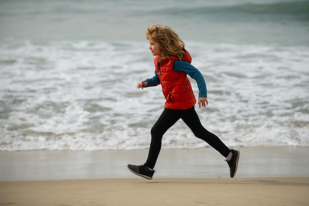 Sportieve jongen rennen in de natuur kinderen rennen buiten rennen en gezonde sport voor kinderen buitensporten