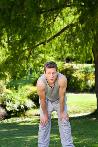 Sportieve knappe man in het park