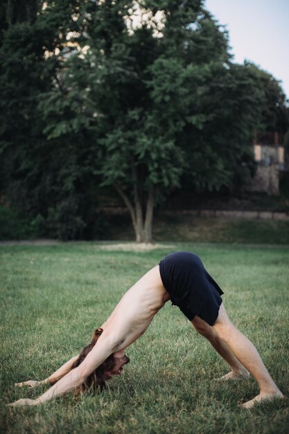 Sportieve man beoefenen van yoga buiten