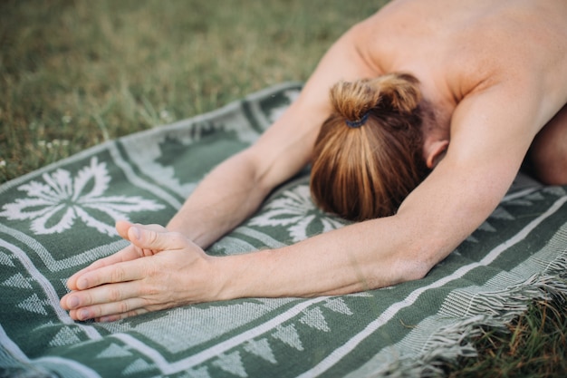 Sportieve man beoefenen van yoga buiten