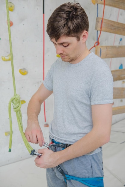 Foto sportieve man klimmen op klimmuur