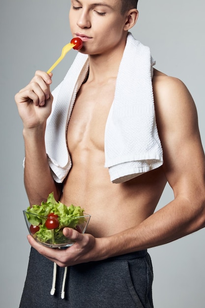 Sportieve man met handdoek op zijn schouders gezonde voeding energieversterkende foto van hoge kwaliteit