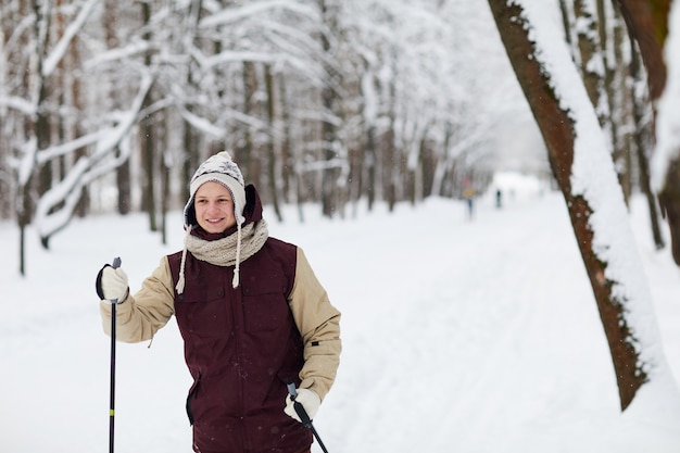 Sportieve man skiën in het bos