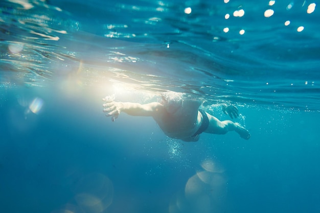 Sportieve man zwemt snel in de zee