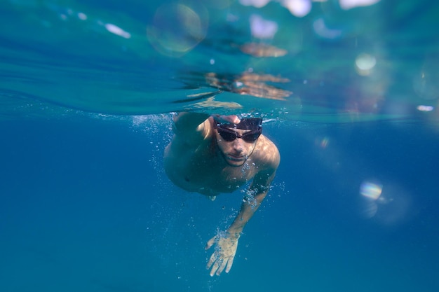 Sportieve man zwemt snel in de zee