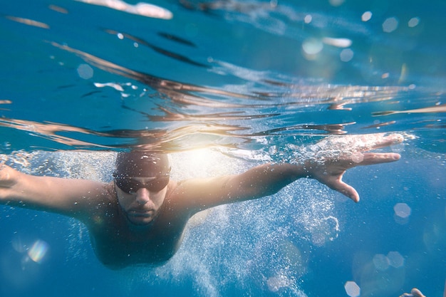 Sportieve man zwemt snel in de zee