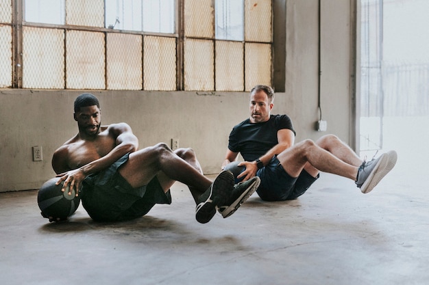 Sportieve mannen sporten met fitnessballen