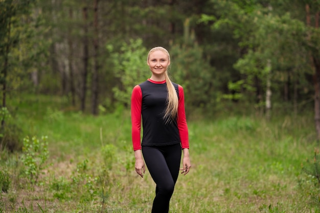 Sportieve meisje poseren in bos