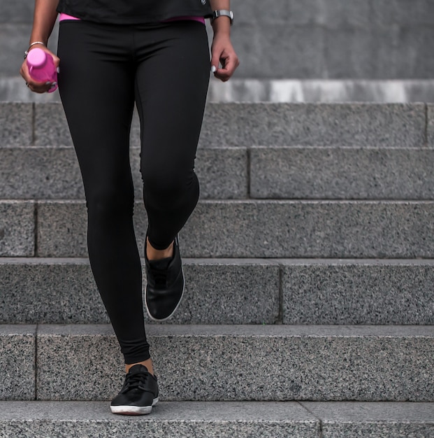 sportieve meisjes staan op de trappen