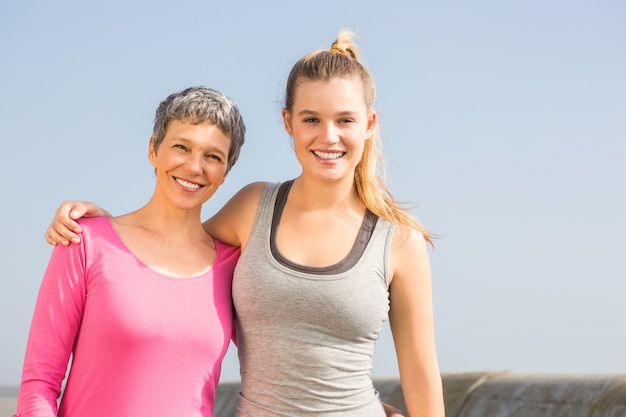 Sportieve moeder en dochter glimlachen