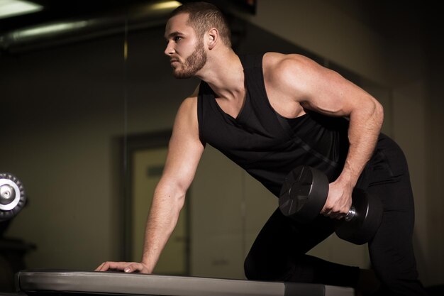 Sportieve sexy mannen met geweldige buikspieren in zwarte sportkleding.