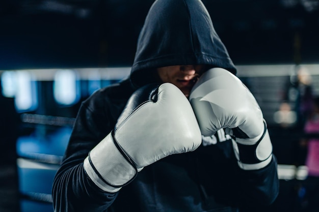 Sportieve strijd atletische man Boksende man in hoodie