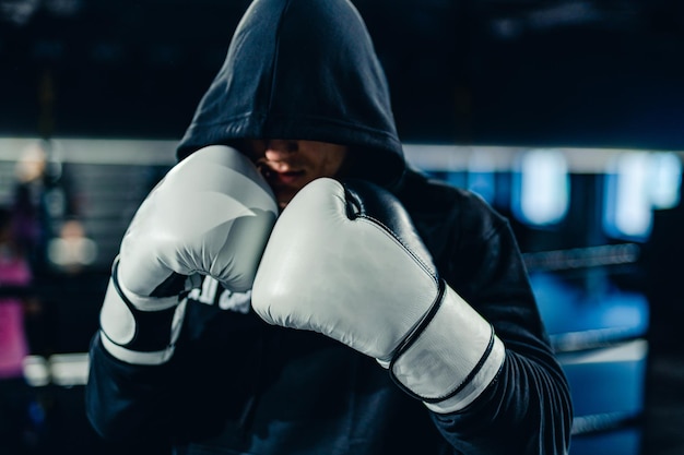 Sportieve strijd atletische man Boksende man in hoodie