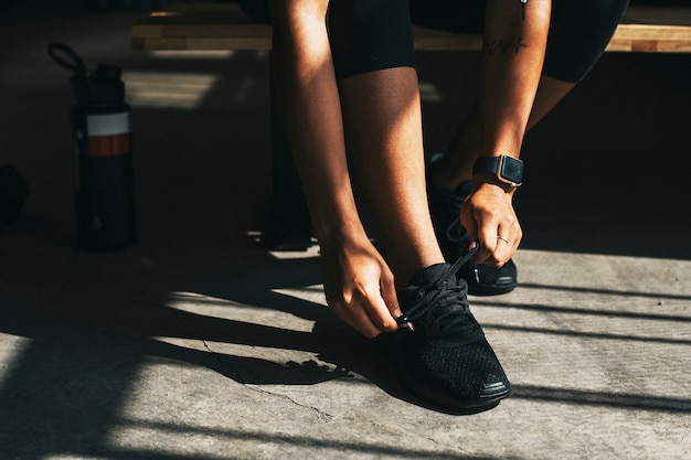 Sportieve vrouw bindt haar schoenveter