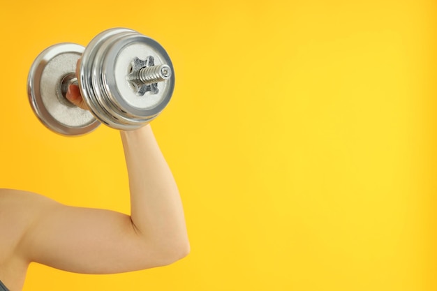 Sportieve vrouw die bicepsruimte voor tekst toont