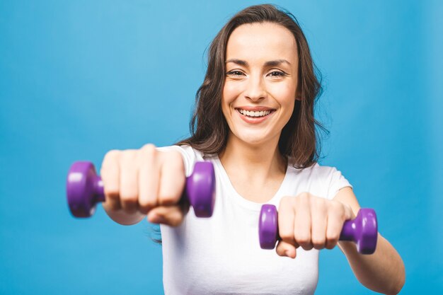 Sportieve vrouw die boksoefeningen doet