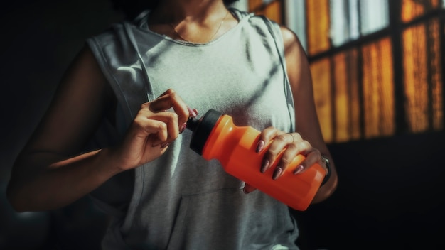 Foto sportieve vrouw die hydrateert tijdens een workout wallpaper