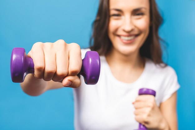 Sportieve vrouw die oefeningen met halters doet