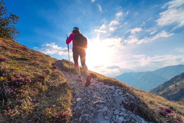 Sportieve vrouw die op bergen loopt