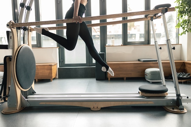 Sportieve vrouw doet rekoefeningen in moderne studio