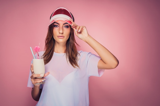 Sportieve vrouw met drankje