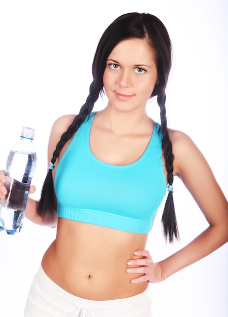 Foto sportieve vrouw met mineraalwater