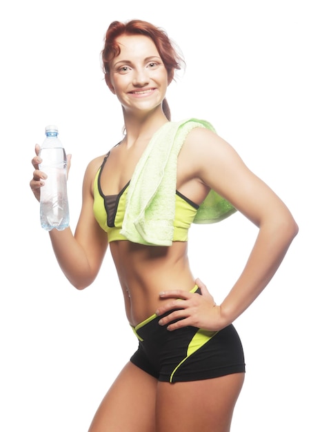 Sportieve vrouw met mineraalwater