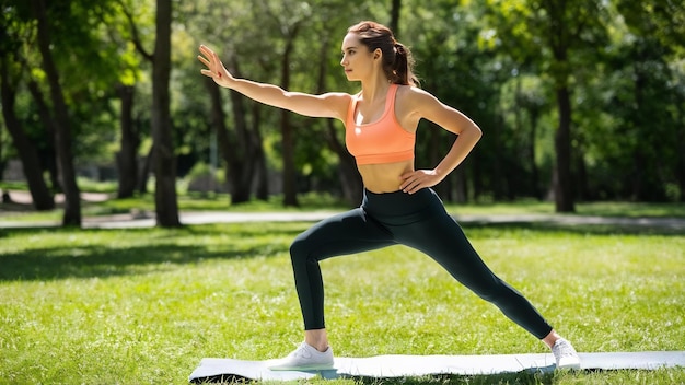 Sportieve vrouw oefent in het park.