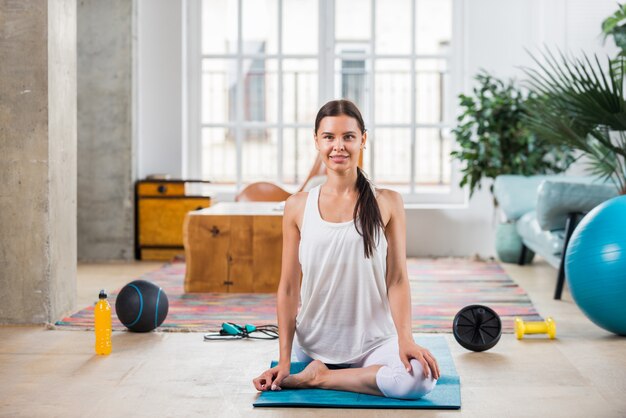 Sportieve vrouw opleiding thuis