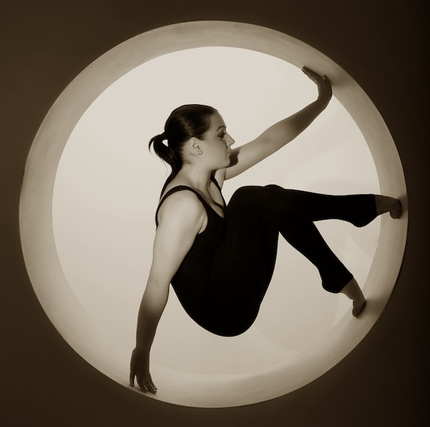 Foto sportieve vrouw poseren in een cirkel